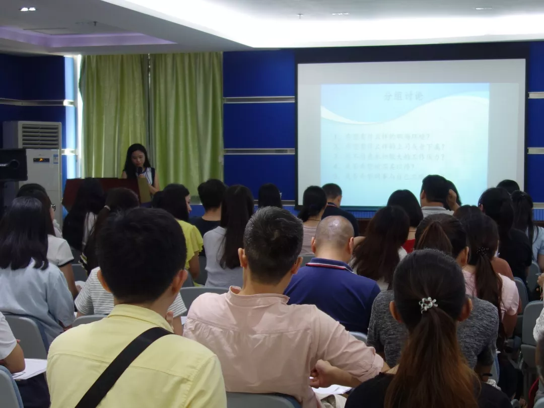 高墙外，有这么一个“摆渡人”