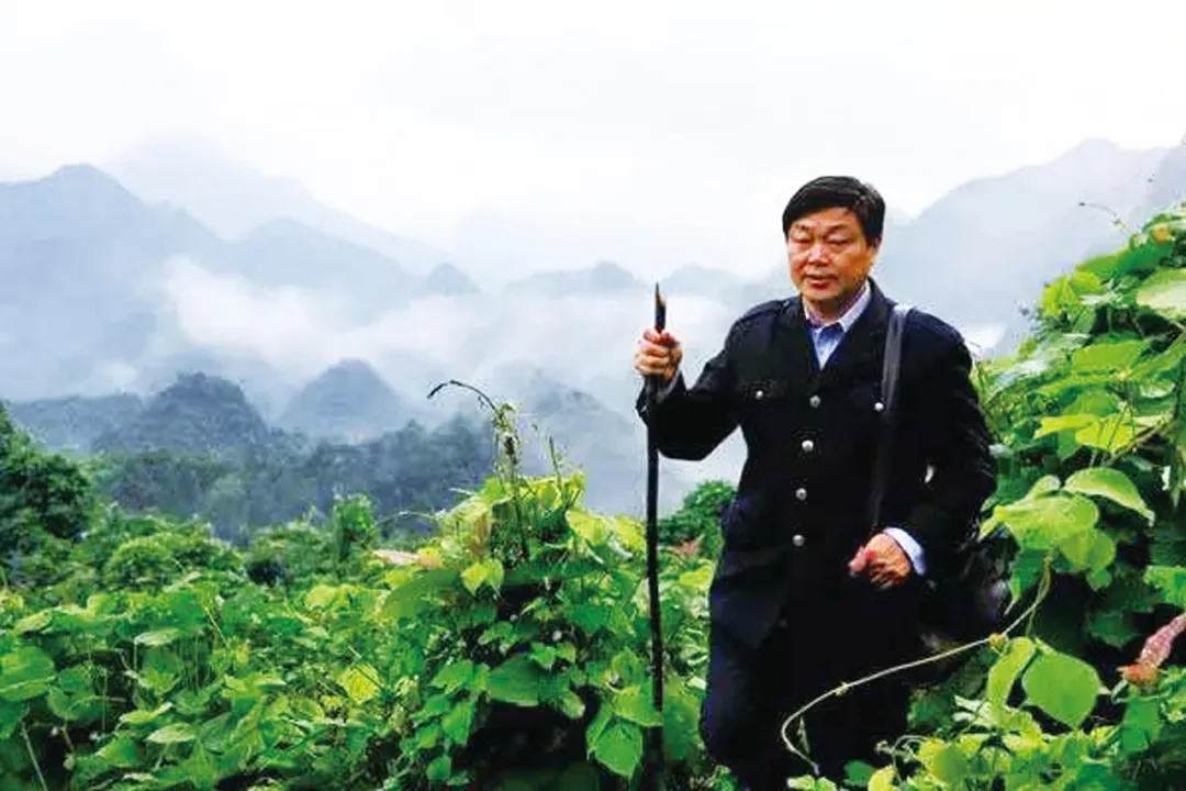 在鲜红的党旗下——司法行政百年英模谱：易满成