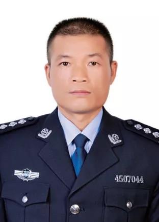 在鲜红的党旗下——司法行政百年英模谱：覃碧