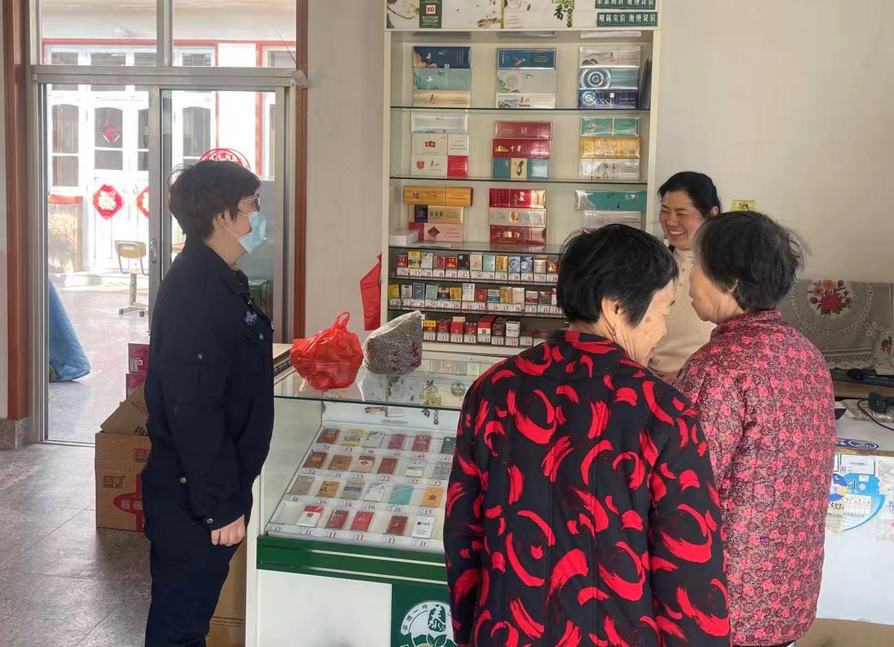 社区网格员开展疫情防控走访排查工作