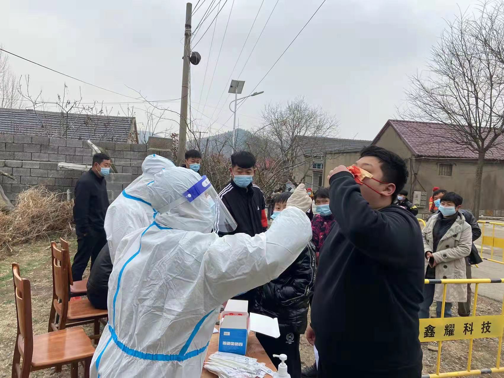 山东省兰陵县尚岩镇：春寒不减温暖，战“疫”一路有你