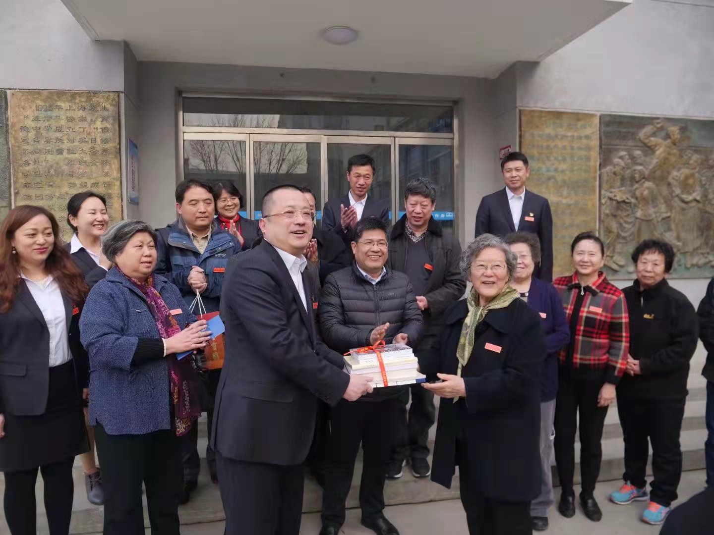 夕阳无限好，育德颂忠魂