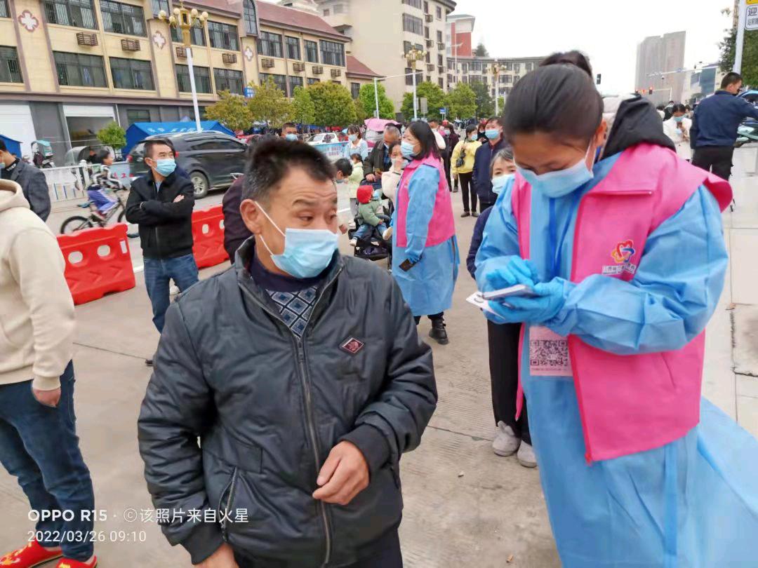 抗疫第一线巾国绽芳华