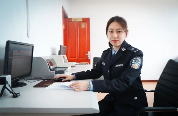 “车上就我一个女孩，你放心”他用善意的谎言救了一条人命