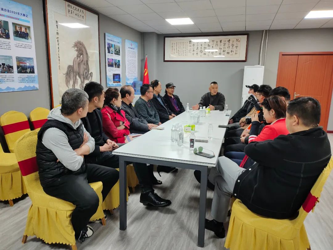 青岛市家具协会产业融合共同富裕研讨会 在裕王亿企播电商直播基地成功举办