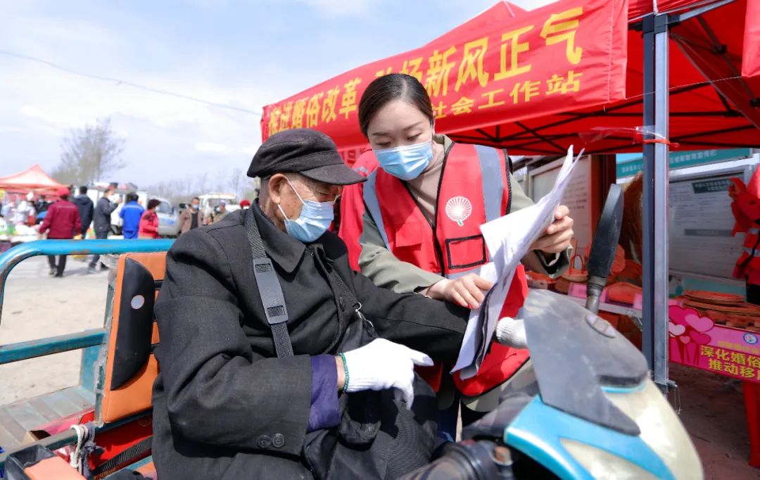 青岛西海岸新区泊里镇开展“移风易俗倡树月”集中宣传活动