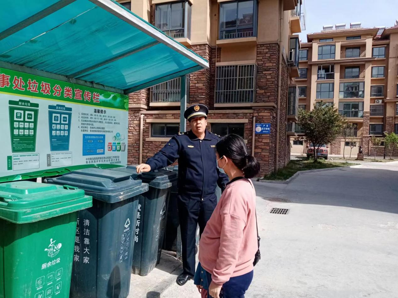 青岛西海岸铁山街道开展青年志愿者站桶指导行动