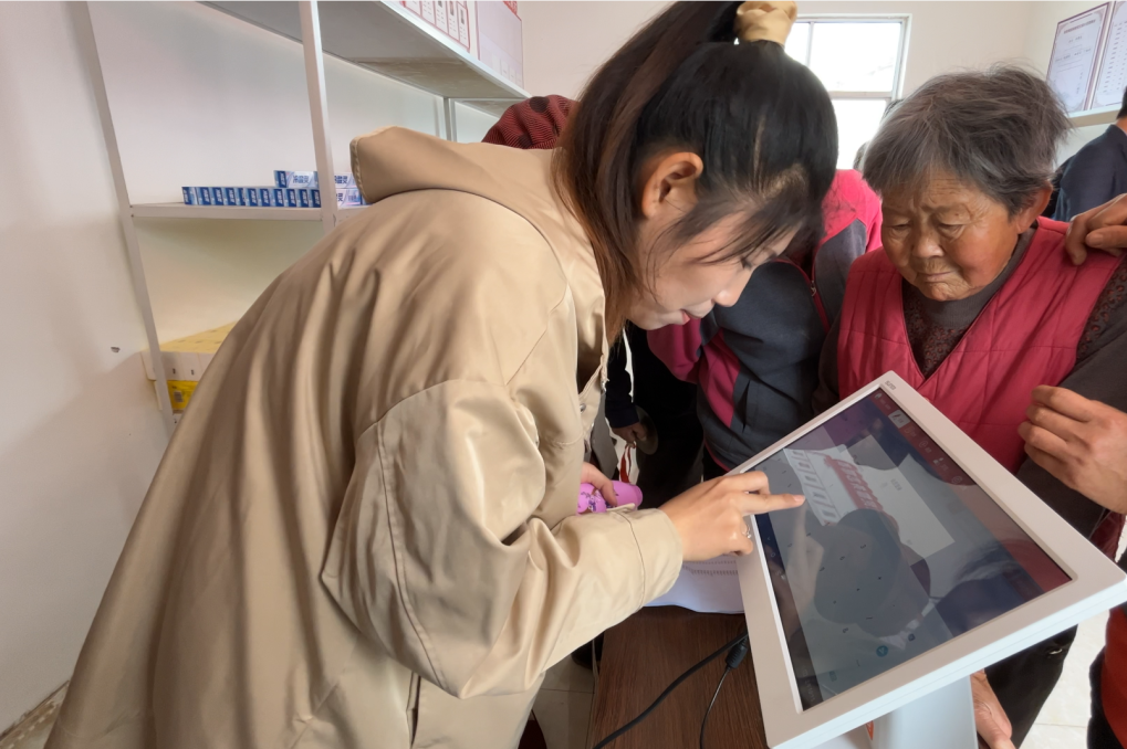 青岛西海岸张家楼街道首个德育银行在逄家桃园网格“开业”