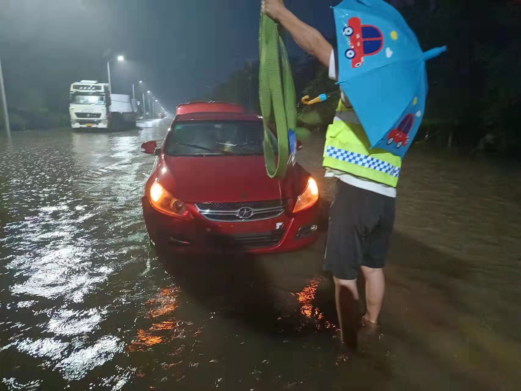 青岛胶州市尚合好司机公益社会服务中心：暴雨无情，人间有爱