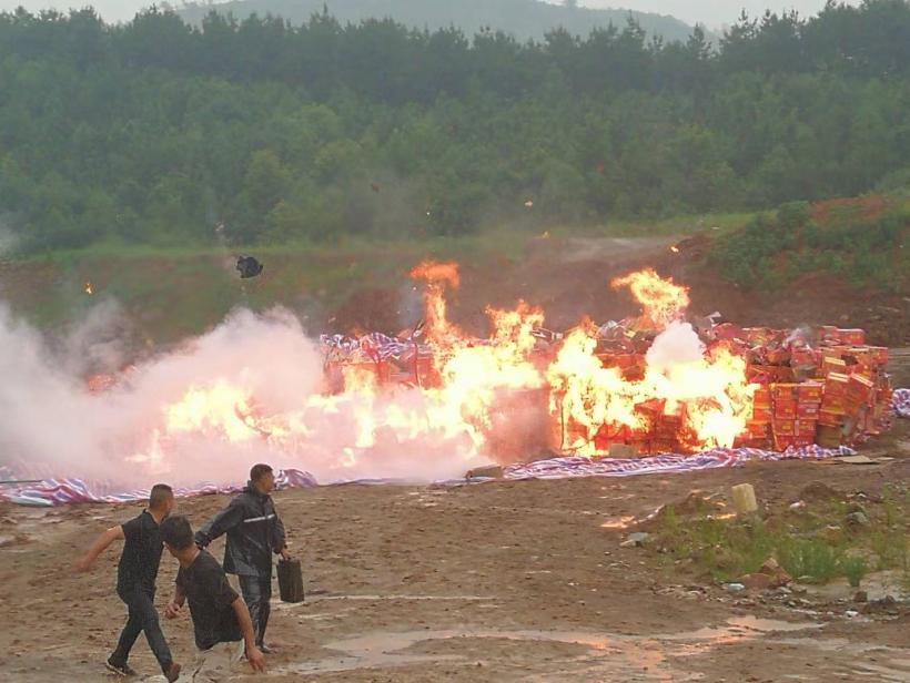 安徽宿松：集中销毁一批烟花爆竹