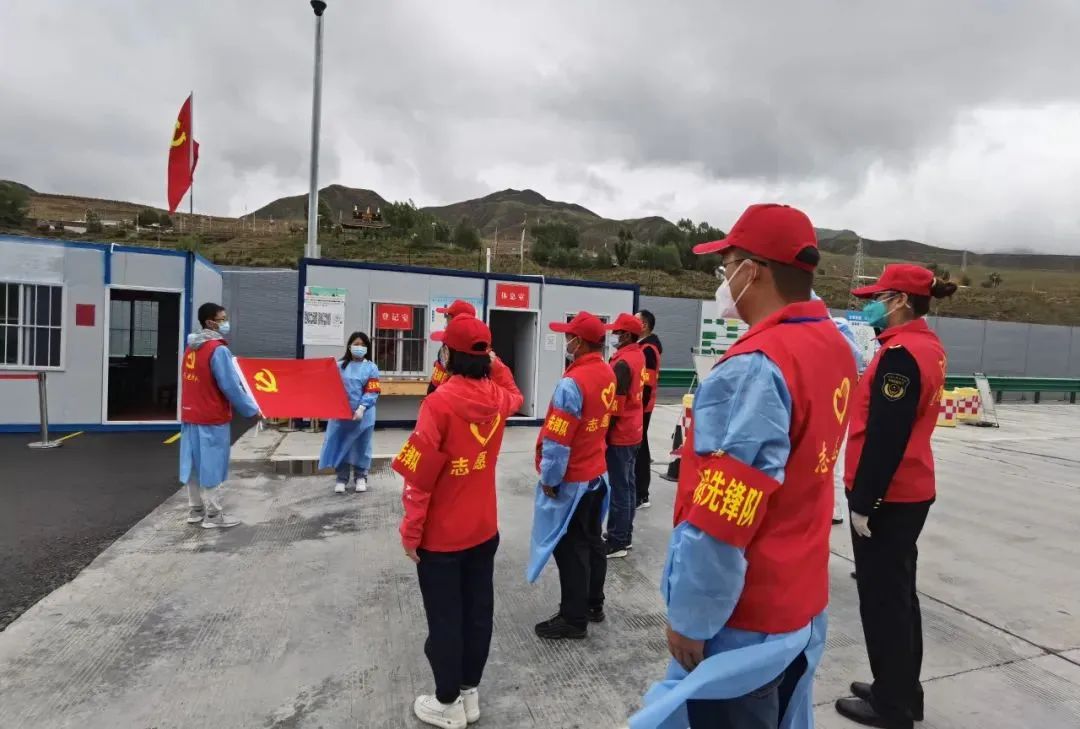 甘南州夏河县：防“疫”一线党旗飘  党员干部担使命