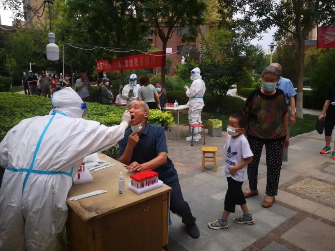 【防“疫”进行时】兰州市七里河区银滩花园社区驻守干部展现责任担当 共筑社区“第一防线”