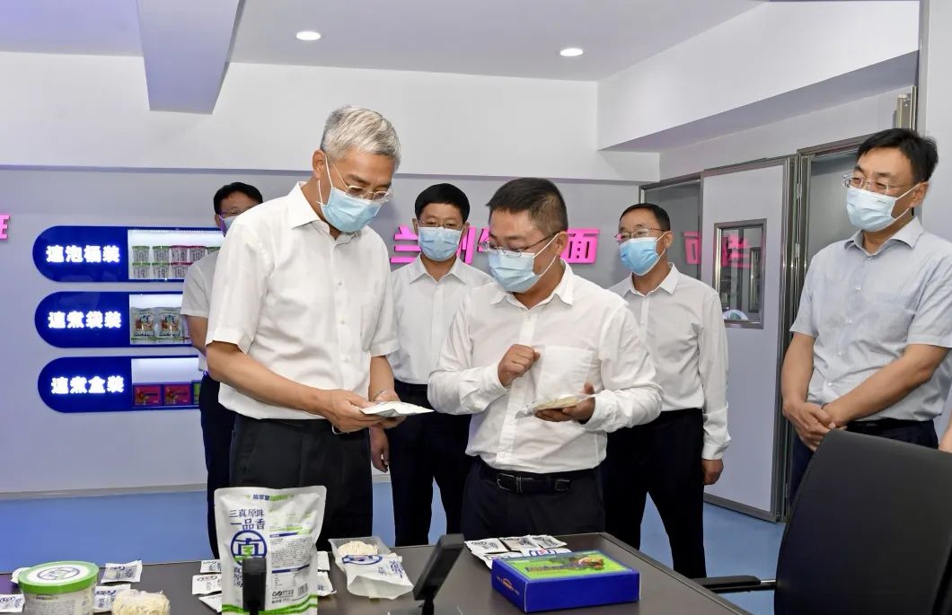 尹弘在兰州市调研复工复产及常态化疫情防控工作