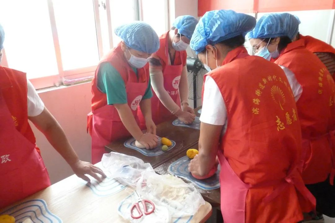 青岛西海岸滨海街道海军路社区开展面点技能培训志愿服务活动