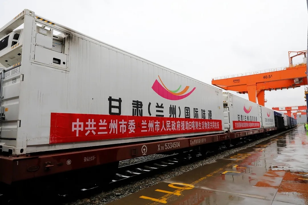 甘肃51吨新鲜果蔬“坐上”火车奔赴雪域高原