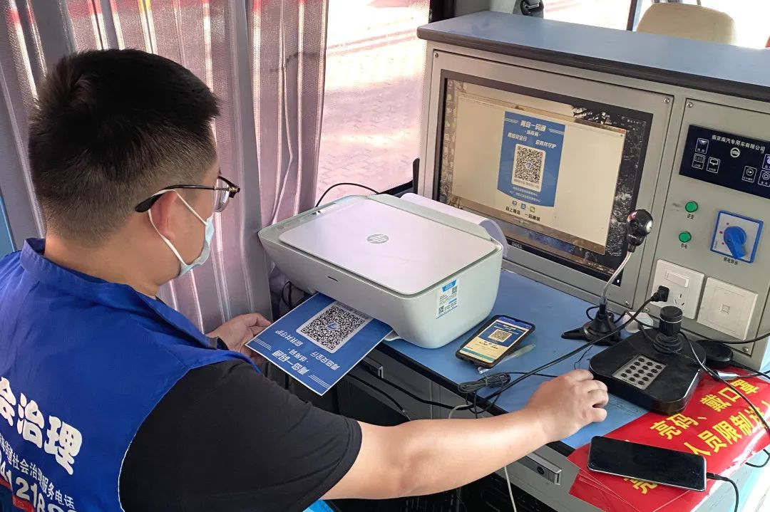 青岛西海岸新区滨海街道流动工作站上门送“码”赢赞誉