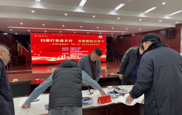 江苏盐城亭湖新洋经济区龙桥村：书法家挥毫送“福”