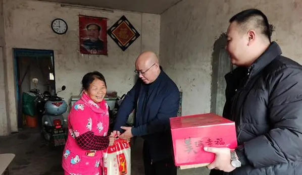 江苏盐城建湖县向近2500户困难群众发放“春节礼包”