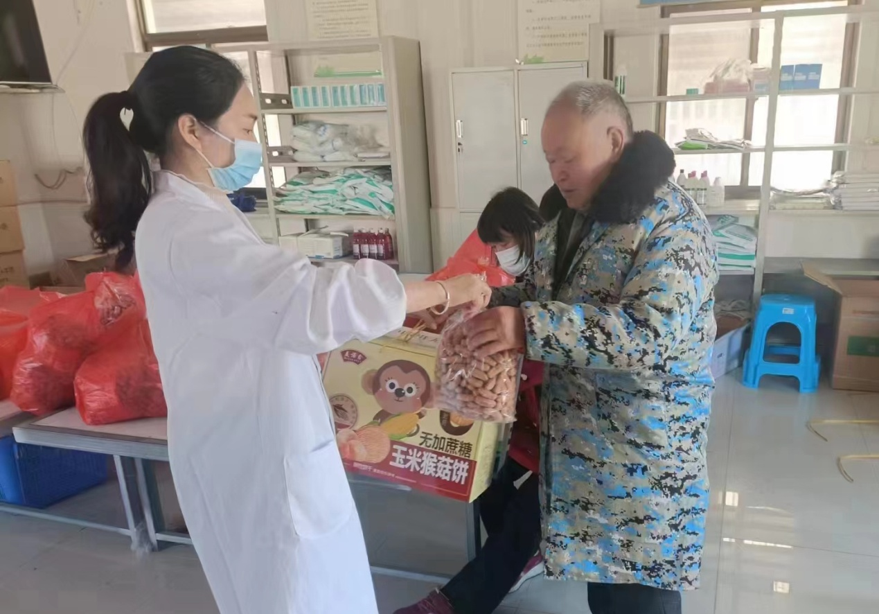 江苏大丰白驹镇：志愿者新春礼包传递真情