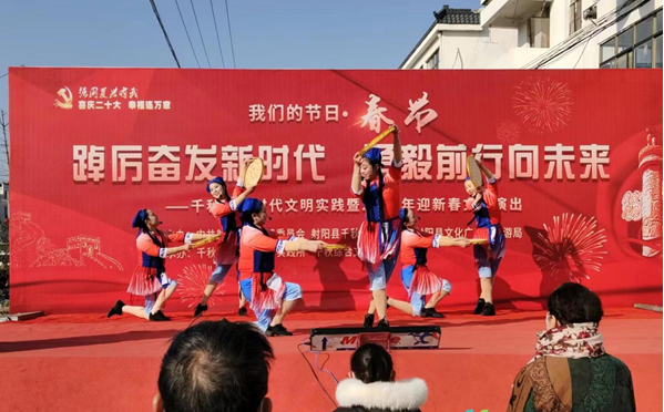 江苏射阳千秋镇：文艺送理进基层 党员冬训润人心