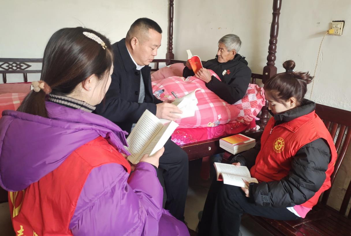 江苏射阳新坍镇新安村：送学上门忆初心，“床头党课”暖人心