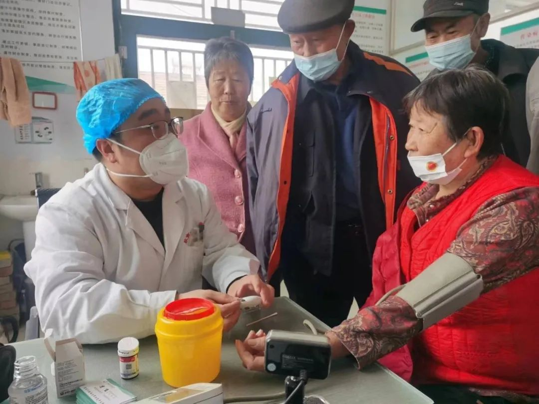 青岛西海岸新区胶河卫生院家庭医生团队进村入户开展义诊服务