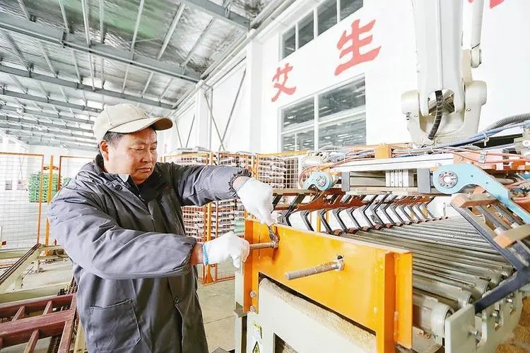 江苏射阳海通镇：家庭工厂撑起自主创业一片天