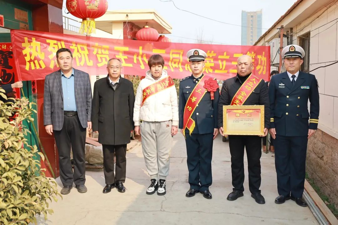 弘扬传统，关爱功臣——青岛西海岸滨海街道为受奖军人家庭送喜报