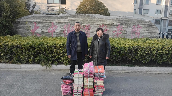 江苏盐城大丰区一村干部多年关爱敬老院老人