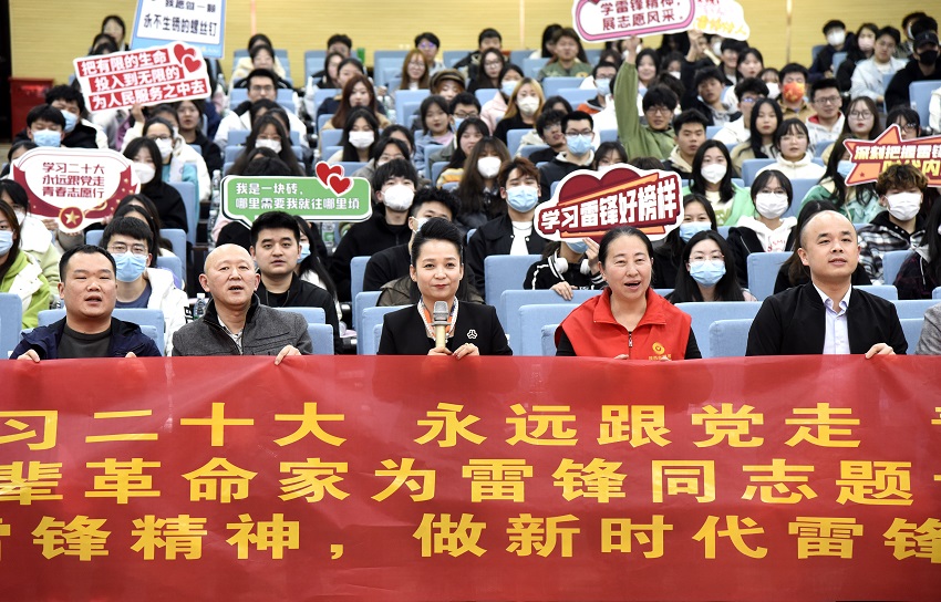 陕西省巾帼服务团走进西安明德理工学院