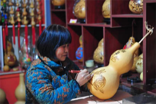 河南省三门峡市郭锻婷：巧手雕刻福寿禄 色彩绘出吉祥图