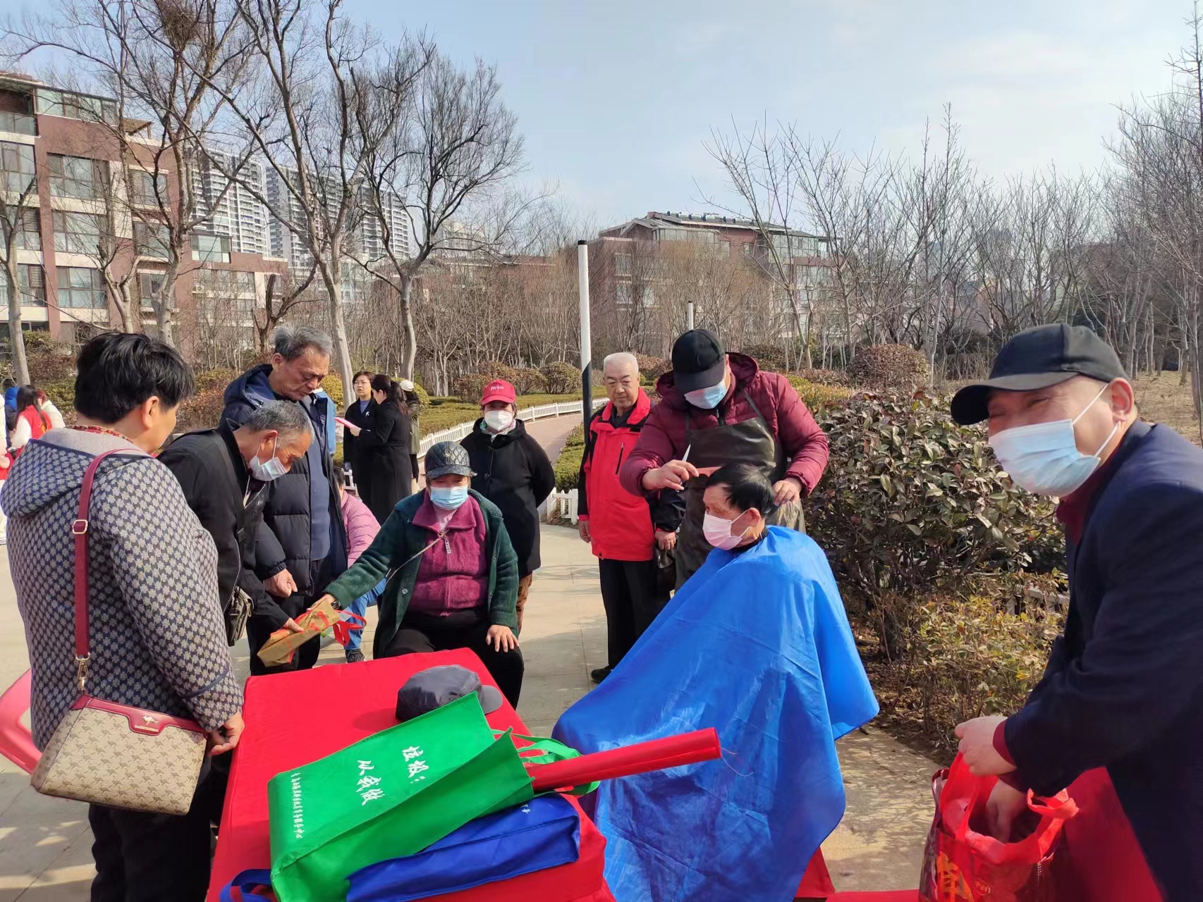 青岛西海岸东部行政管理服务中心开展“弘扬雷锋精神，共建文明家园”志愿服务活动