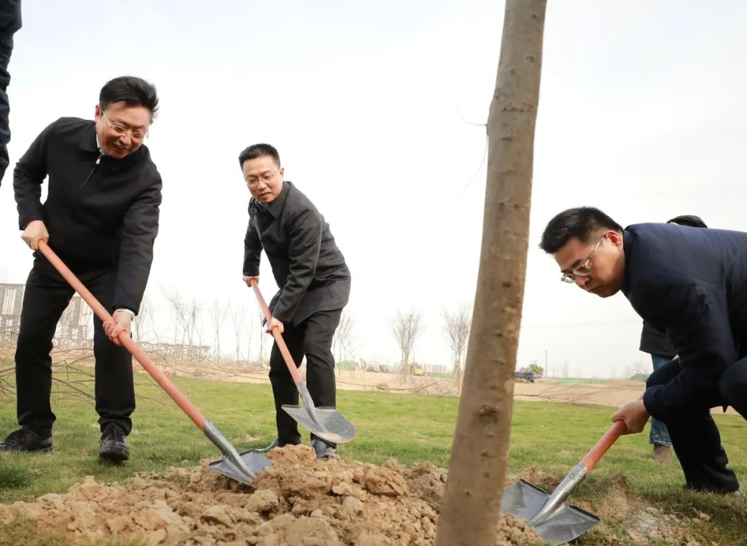 植树造林增添新绿 共建生态美好家园|江苏盐城大丰区委书记李志军参加义务植树活动