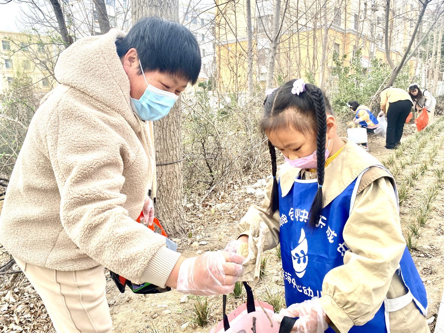 青岛西海岸新区滨海街道：小手拉大手，共创文明城