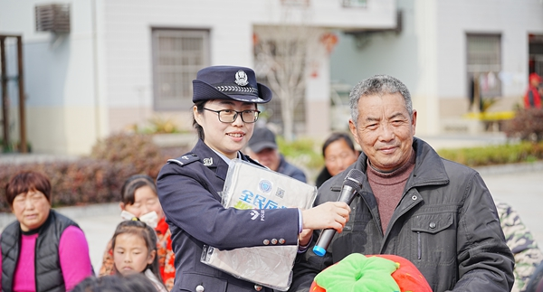 盐城盐都公安走进草莓园开展“全民反诈·都在行动”系列主题宣传活动
