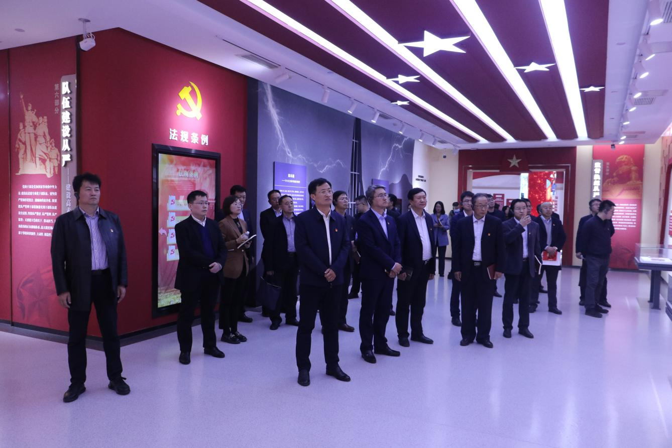 青岛西海岸新区工委组织部与工委党校联合开展  “学雷锋 当先锋”主题党日暨廉政教育活动