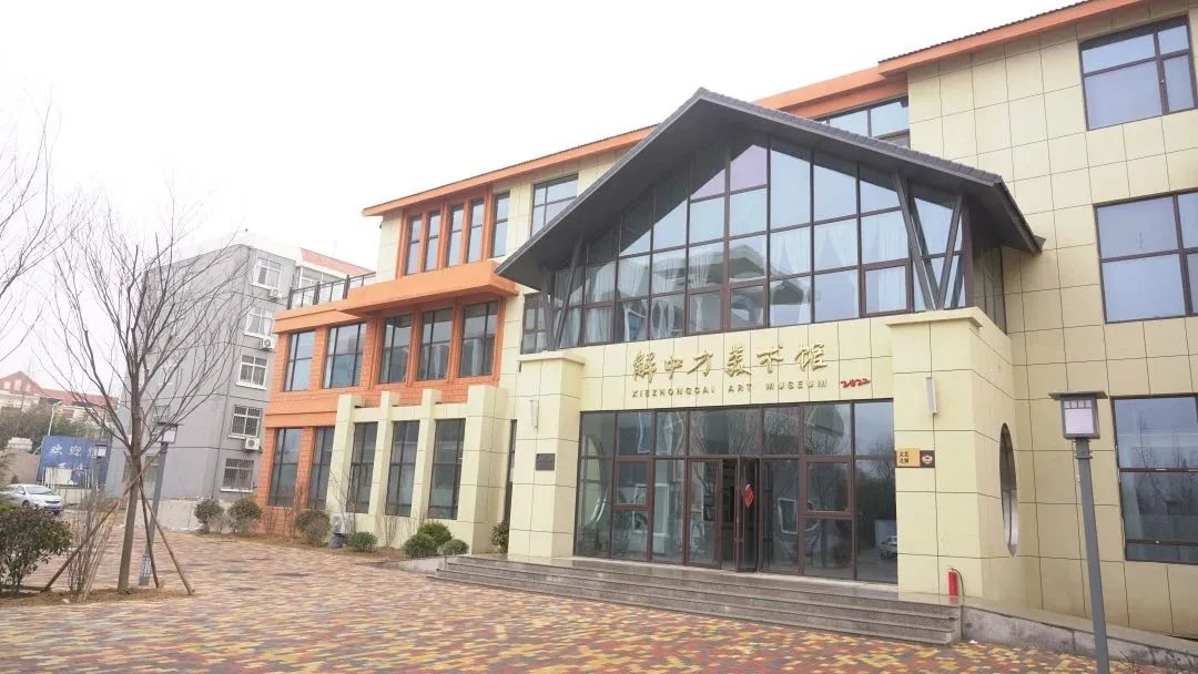 青岛西海岸新区张家楼街道绿泽画院：一座充满活力的“金花”集聚片区