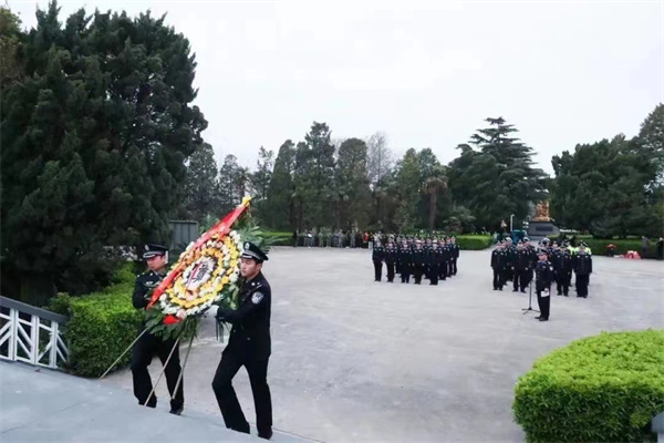 盐城市射阳县公安局：清明祭英烈 传承英雄志