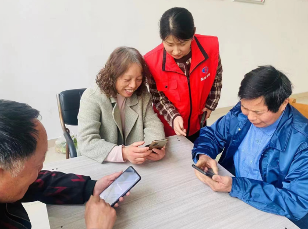 江苏盐城盐都区盐渎街道：智能技术培训助力老年人跨越“数字鸿沟”