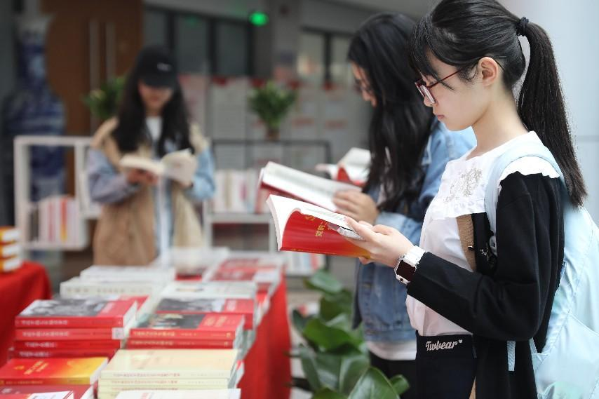 盐城师范学院：举办习近平新时代中国特色社会主义思想主题图书展