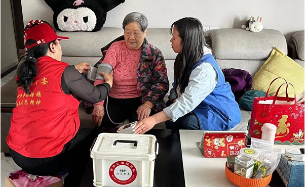 江苏盐城亭湖区东亭湖街道开展母亲节慰问特殊家庭活动