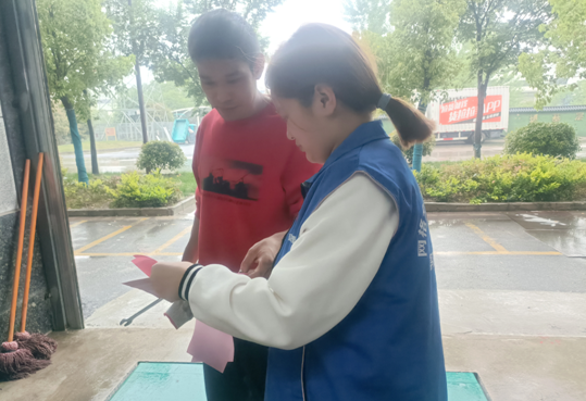 江苏盐城亭湖新兴镇：共守文明公约 共建文明新场