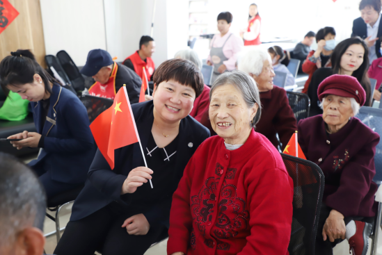 青岛西海岸新区幸运草公益服务中心：感恩母亲节情系养老院