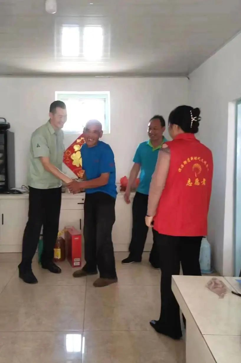 青岛西海岸滨海街道开展“关爱残疾军人，情暖退役老兵”公益活动