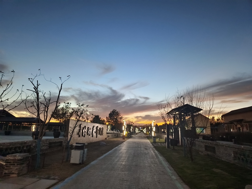 江苏盐城亭湖黄尖镇：打造全国首个组团式茅草屋艺术村