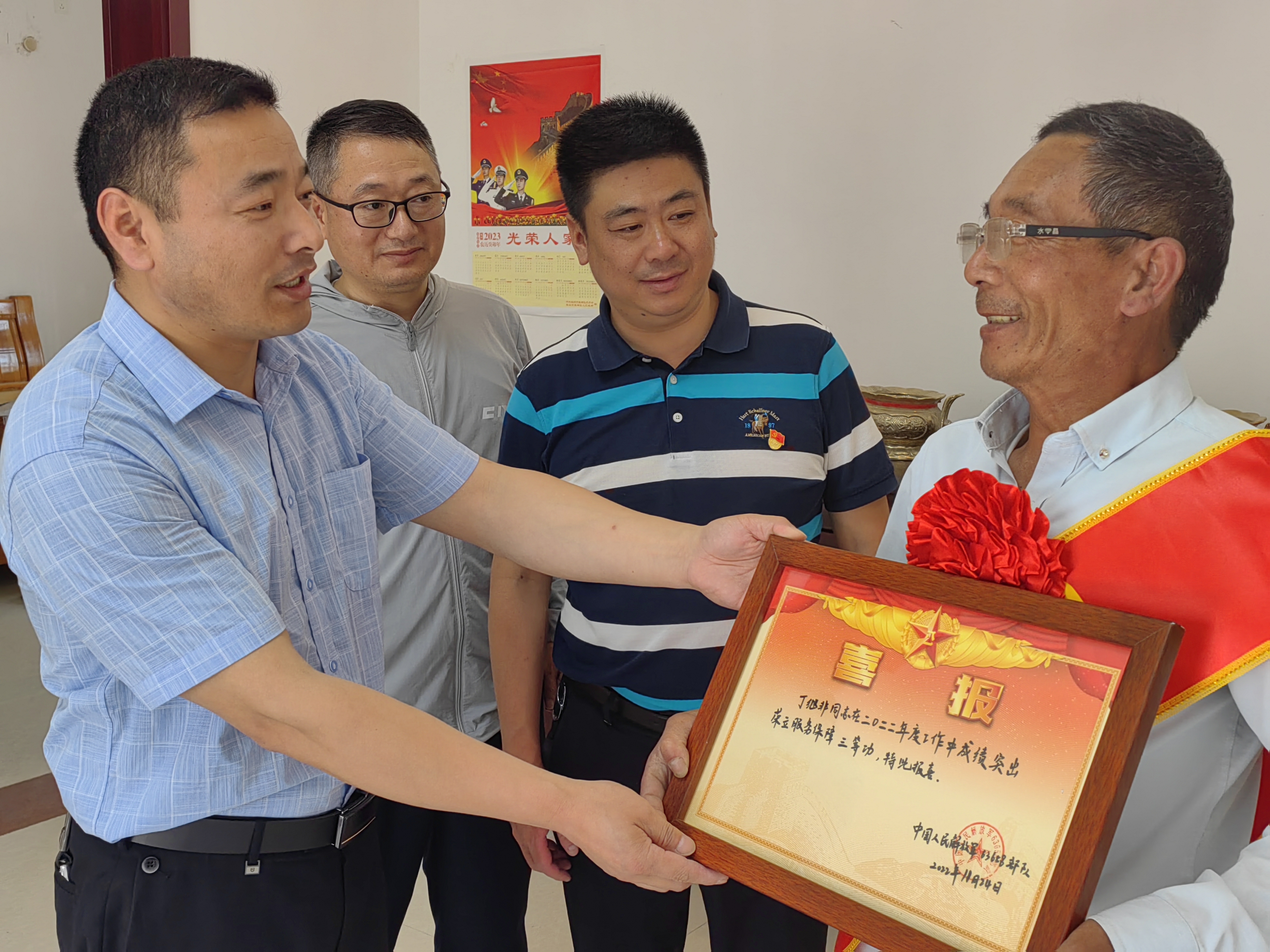 江苏盐城盐都区盐渎街道为荣立三等功现役军人家属送喜报