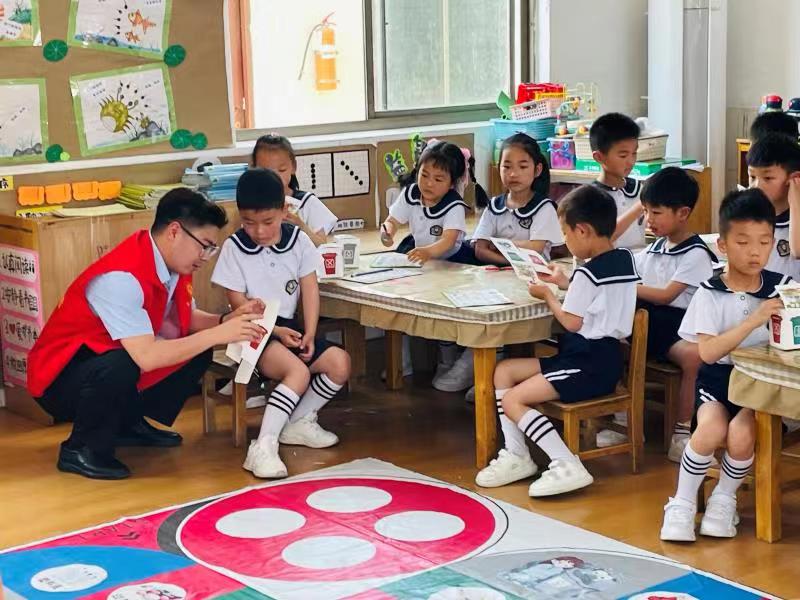 江苏盐城大丰区丰华街道开展“大手拉小手”环保宣传活动