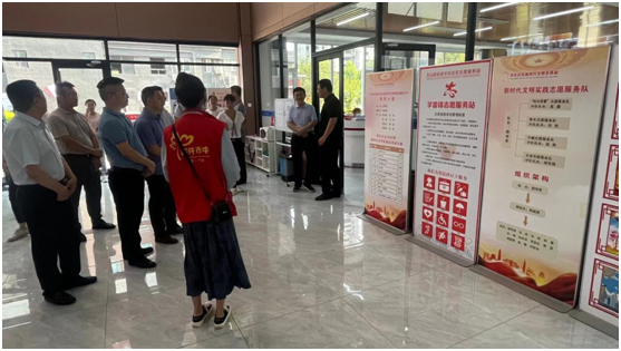 四川省自贡市委政法委到龙山路街道辛庄社区开展调研