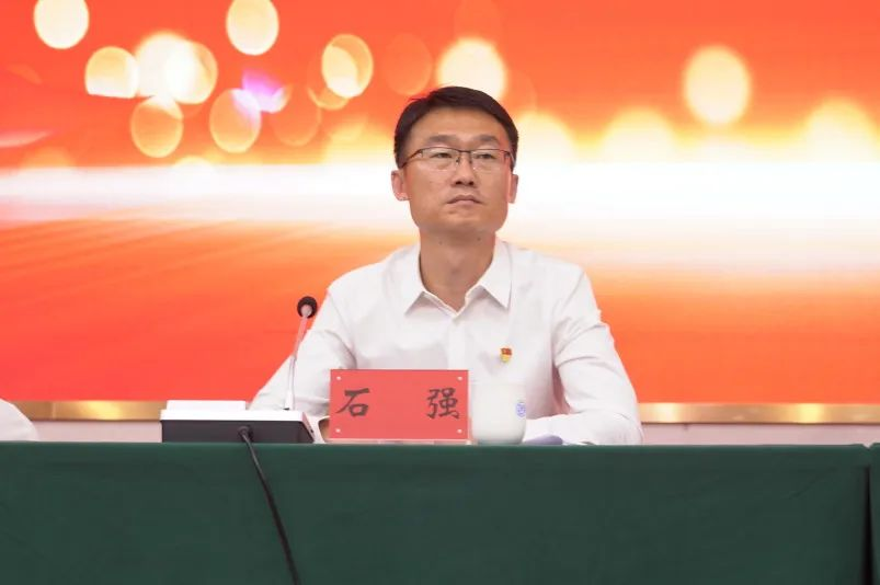 表彰先进，提振精神——青岛西海岸新区滨海街道举行庆七一表彰大会暨“揭榜先锋”活动授旗仪式