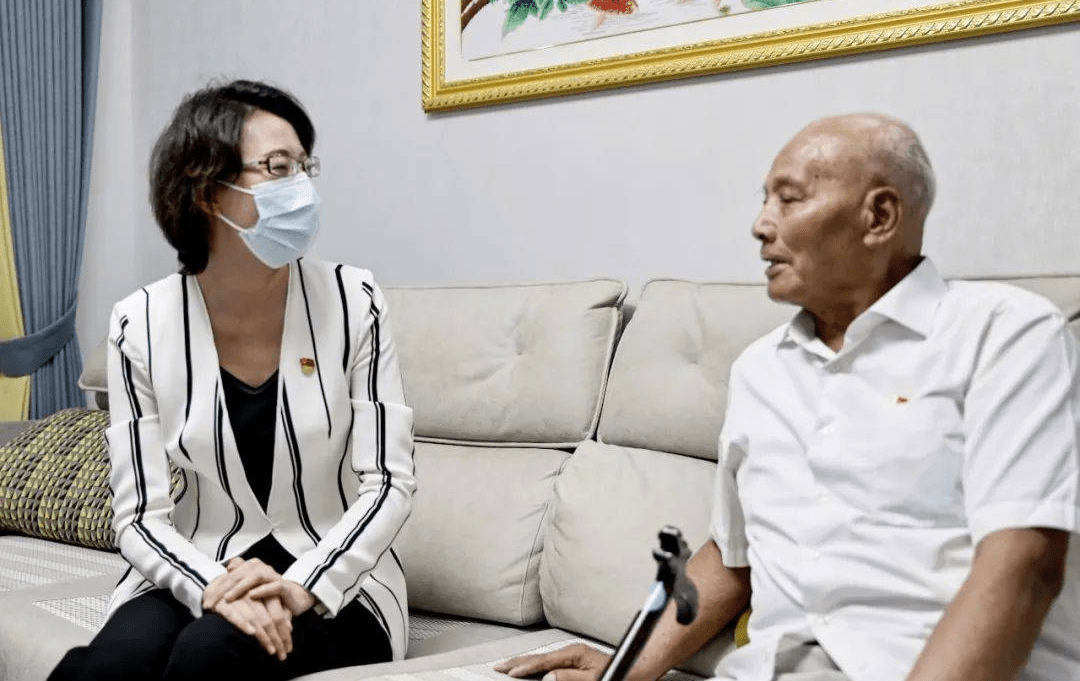江苏盐城：亭湖区委书记盛艳开展“七一”走访慰问党员活动
